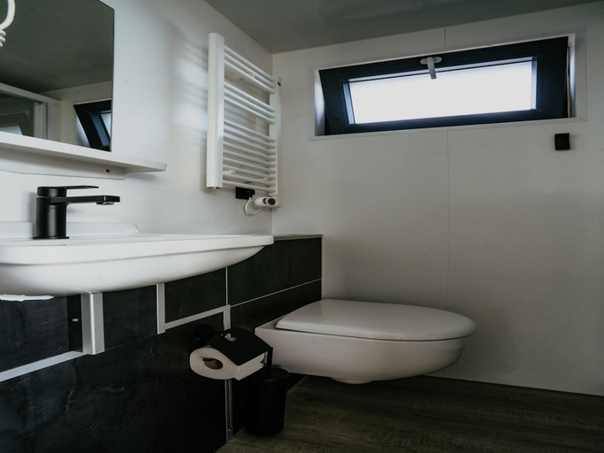 Bathroom, Luxury Houseboat Getaway, Uitgeest