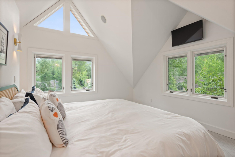 Interior 3, Aspen Eleve Serene 3BR Retreat With Hot Tub, Pitkin