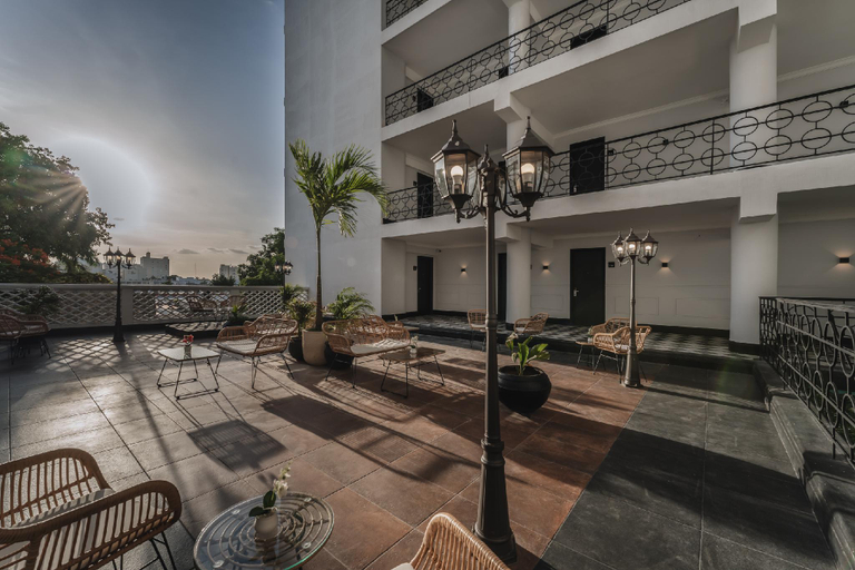 Exterior & Views