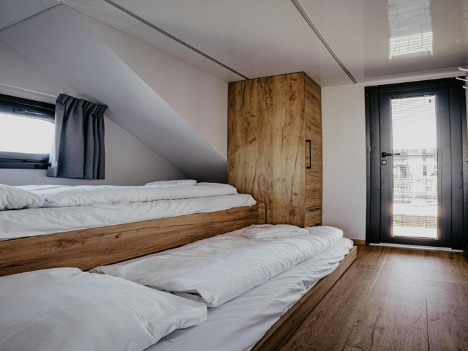 5, Houseboat at Marina with Lake Views, Uitgeest