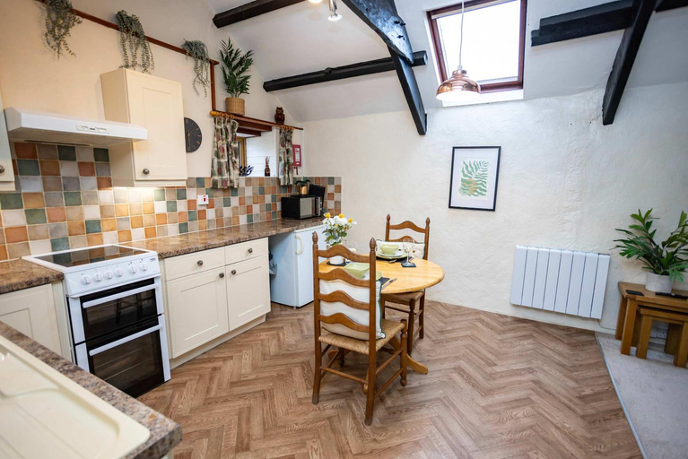 5, The Loft One Bedroom Apartment St Florence, Pembrokeshire