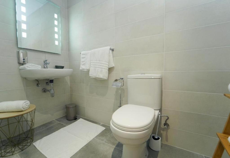 Bathroom 5, Lazy Roo Hostel Saranda, Sarandës