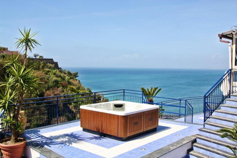 Outdoor spa tub, Hotiday Vico Equense, Napoli