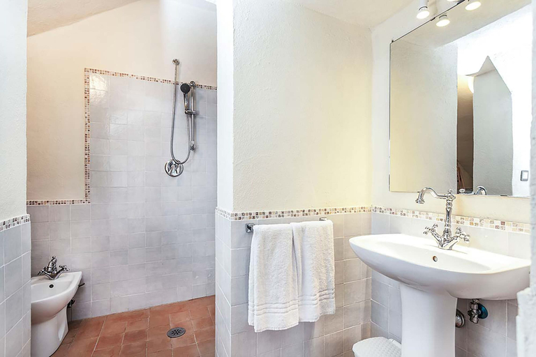Bathroom 3, Fratta Apartments, Arezzo
