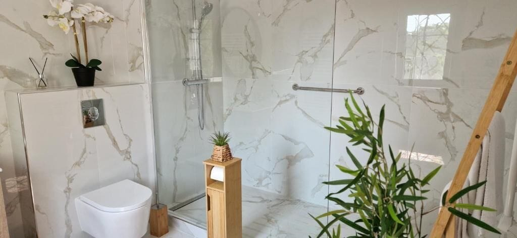 Bathroom 4, Les Randonneuses, Marne