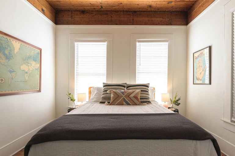 Bedroom 2, Restored 1930s Uptown Bungalow 2 min to Magnolia Silos, McLennan