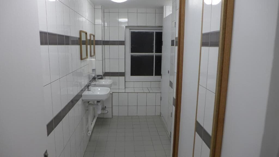 Bathroom 5, Urbany Hostel London 18 - 40 years old, London