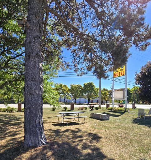 Others 5, Lord Nelson Motel, Frontenac