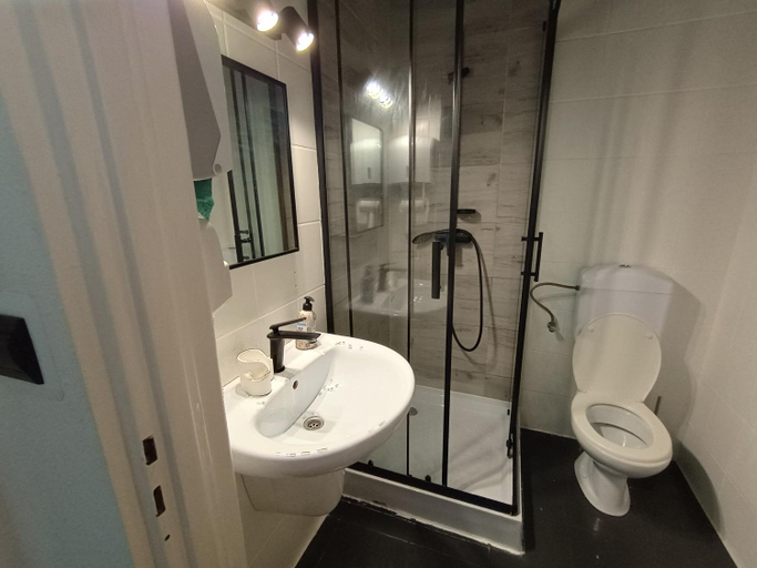 Bathroom 2, Motelik White House - pokoje goscinne, Radom City