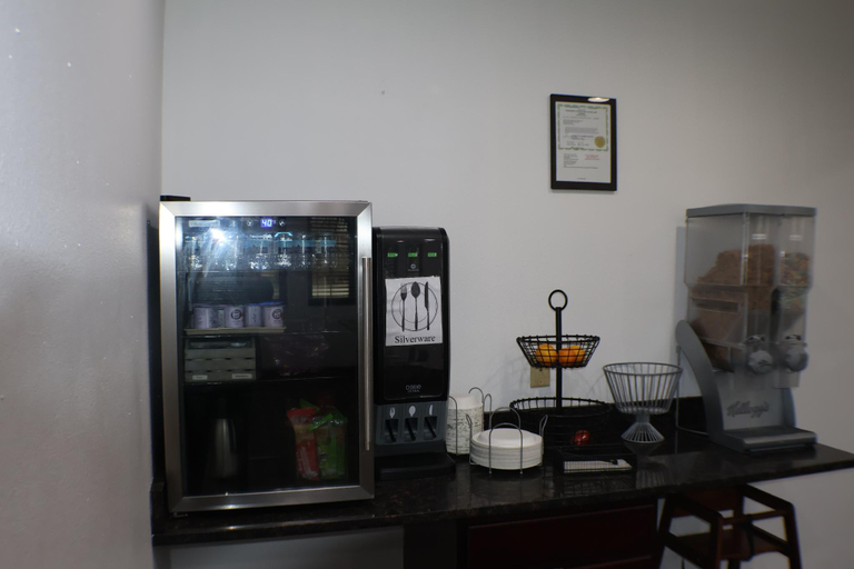 Food & Drinks 5, Super 8 By Wyndham Cedar Falls, Black Hawk