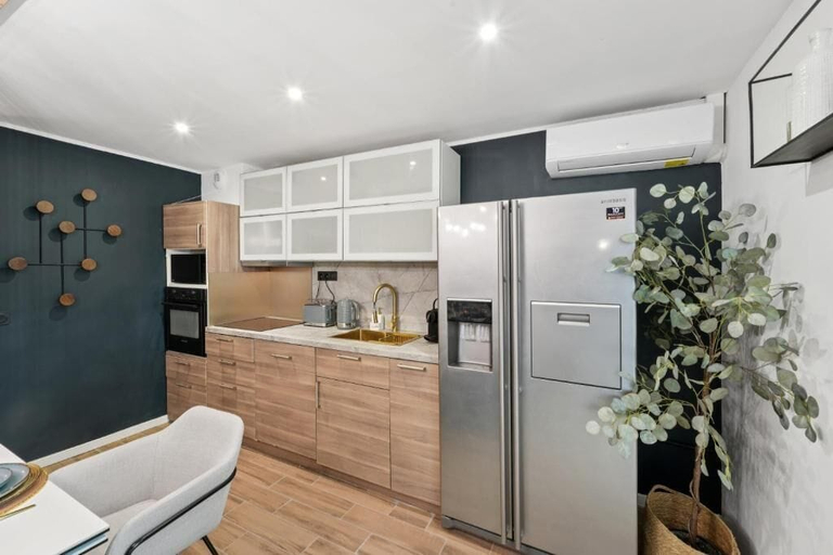 Private kitchen 3, Appartement Design Porte de Paris avec parking, Hauts-de-Seine
