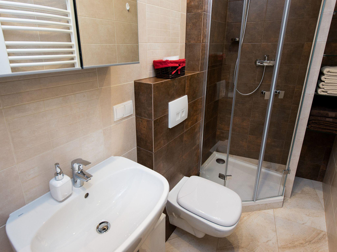 Bathroom 3, 3bdr 2bth Vanilla 2 Apartment, 5min to Main Square, Kraków City