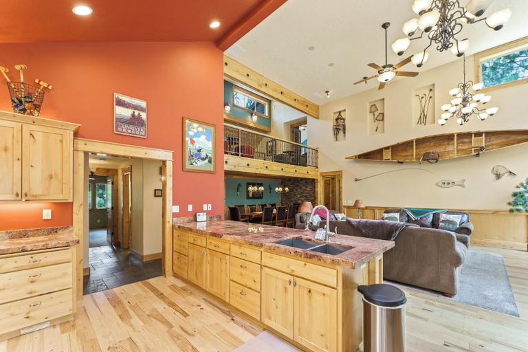 Interior 4, Sunriver Hot Tub Stay With Game Room Near Sharc, Deschutes