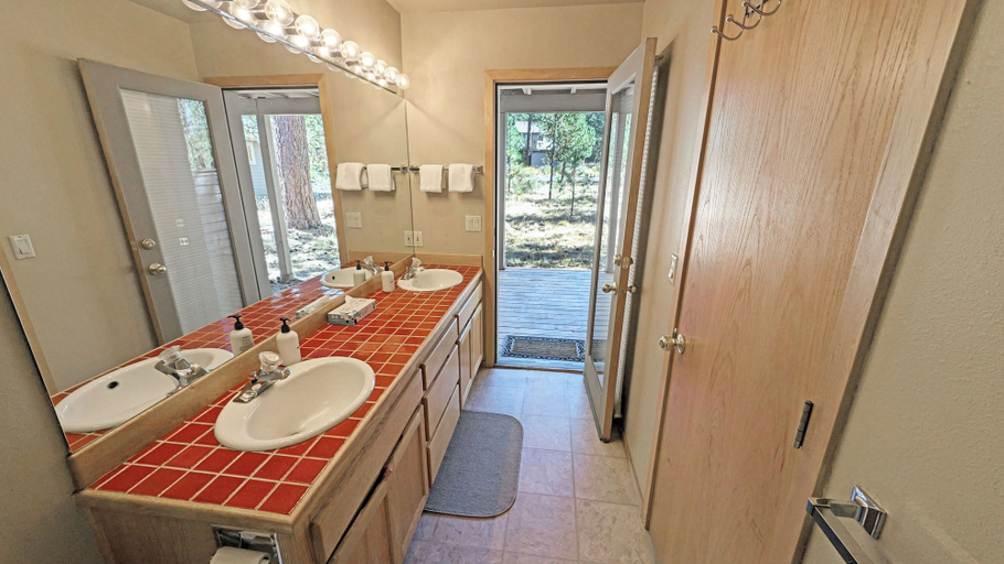 Interior 2, Foursome 2, Deschutes