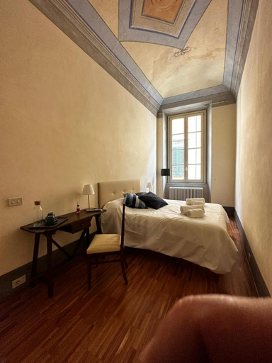 Bedroom 5, The Street River, Pisa