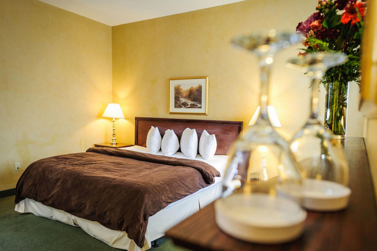 Bedroom 3, Peterborough Inn and Suites Hotel, Peterborough