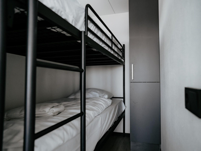 Bedroom 3, Luxury Houseboat Getaway, Uitgeest