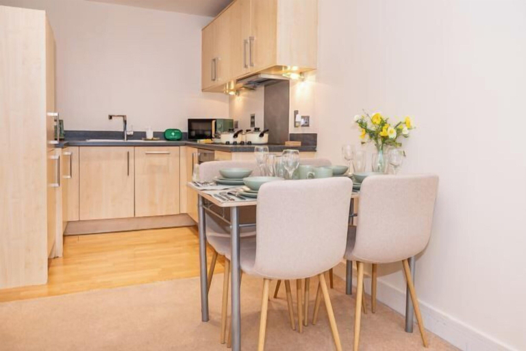 Dining 2, Two-bed Luxury Apartment B12LS by Live Comfortably, Birmingham