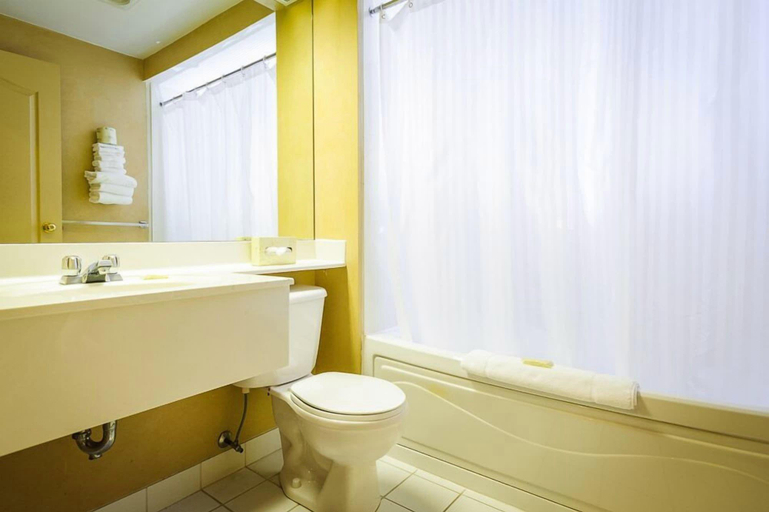 Bathroom 3, Peterborough Inn and Suites Hotel, Peterborough