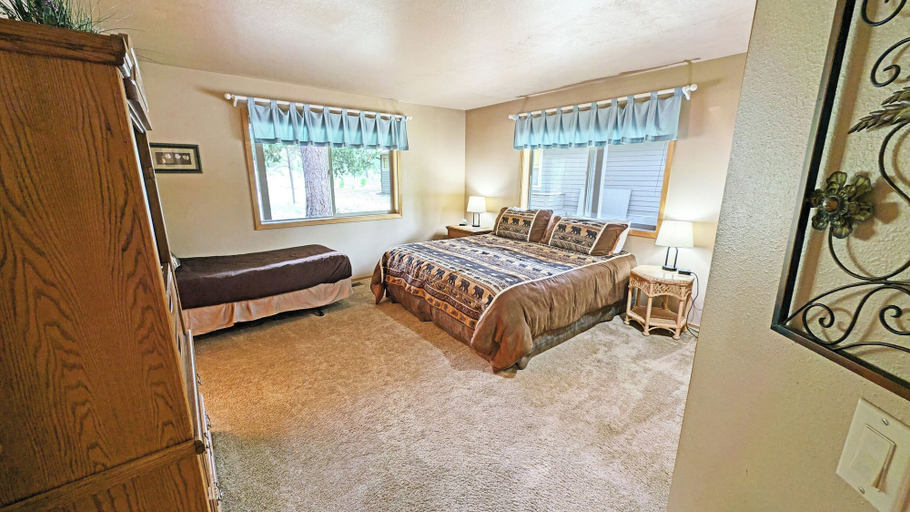 Interior 5, Foursome 2, Deschutes