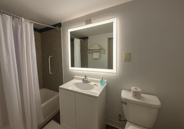 Bathroom 3, Valley Inn, Maricopa
