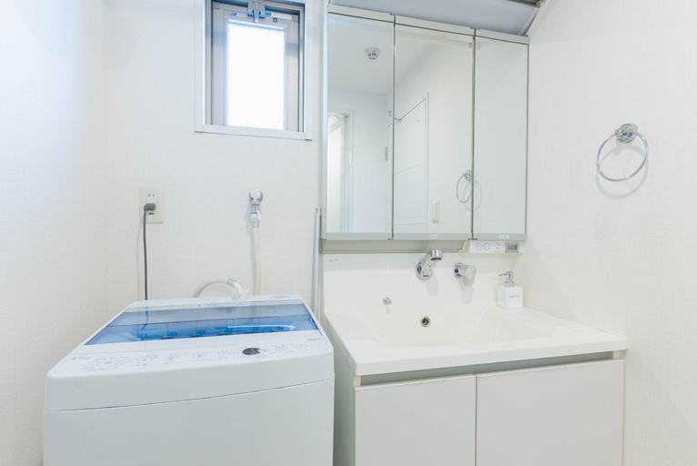 Bathroom 3, Yakuin apartment, Fukuoka