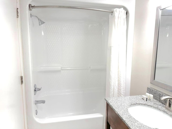 Bathroom 4, Camelot by the Sea, Horry