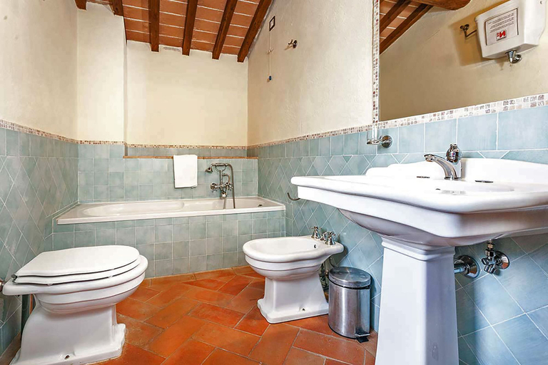 Bathroom 2, Fratta Apartments, Arezzo