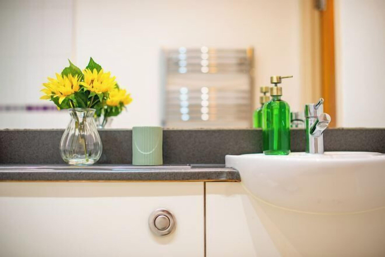Bathroom 5, Two-bed Luxury Apartment B12LS by Live Comfortably, Birmingham