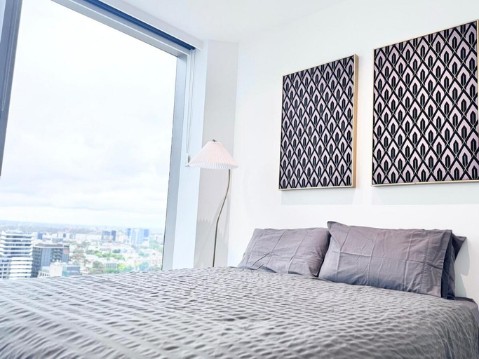 5, Chic 2-Bed Melbourne CBD Apartment with Pool Sauna, Melbourne