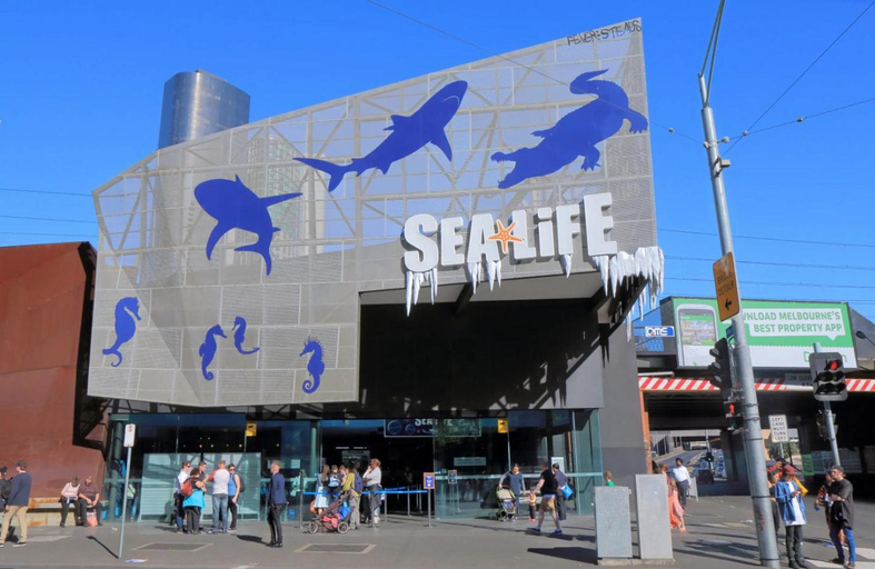5, Chic 2-Bed Melbourne CBD Apartment with Pool Sauna, Melbourne