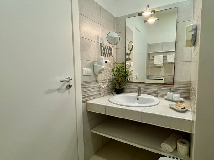 Bathroom 5, HOTEL JONIO, Syracuse