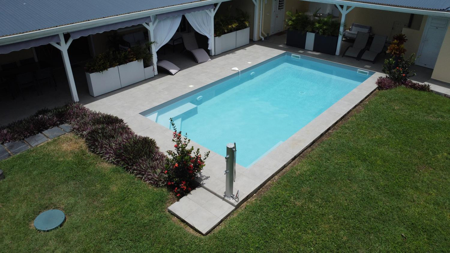 Sport & Beauty 3, Villa Creolena - Chambres d'hotes avec piscine - option kitchenette - proche plage - calme absolu - , Anse-Bertrand