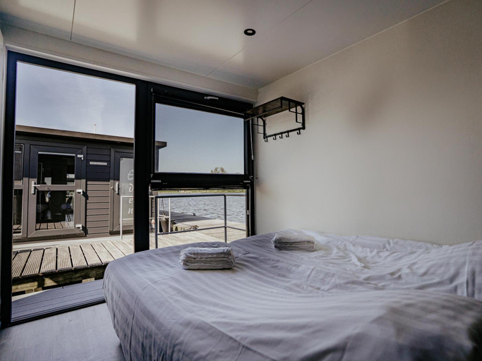 Bedroom 2, Luxury Houseboat Getaway, Uitgeest