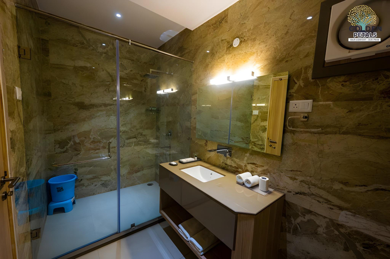 Bathroom, Hotel Golden Petals, Varanasi