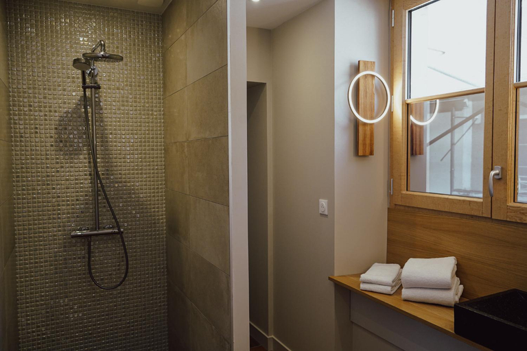 Bathroom 2, Les Suites Gueguen , Yonne