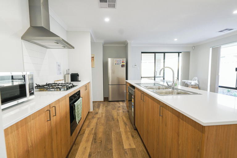 Private kitchen 5, StayAU 4BRM Family Beach Retreat, Rockingham