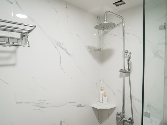 Bathroom 5, Calm Tone 1BR at Tokyo Riverside PIK 2 Apartment By Travelio, Tangerang