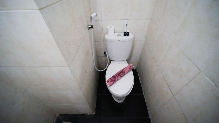 Bathroom 3, Simple 2Br With Extra Bed At Menara Rungkut Apartment, Surabaya