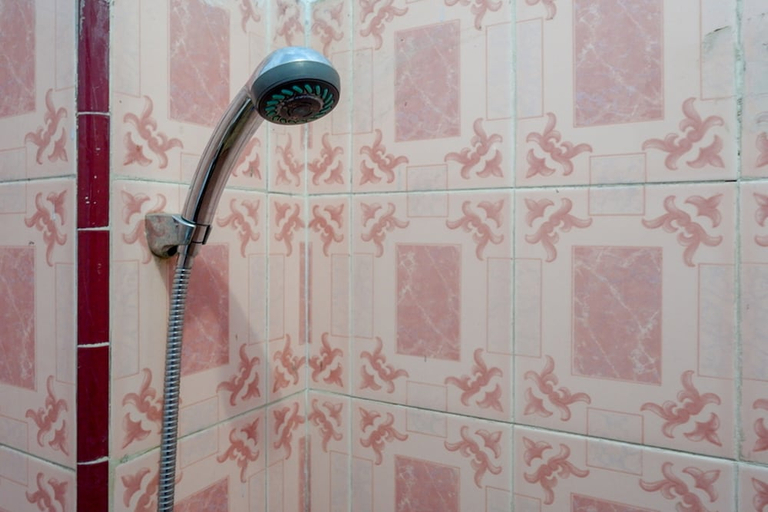 Bathroom 3, RedDoorz Plus Syariah near Stasiun Pekalongan 2, Pekalongan