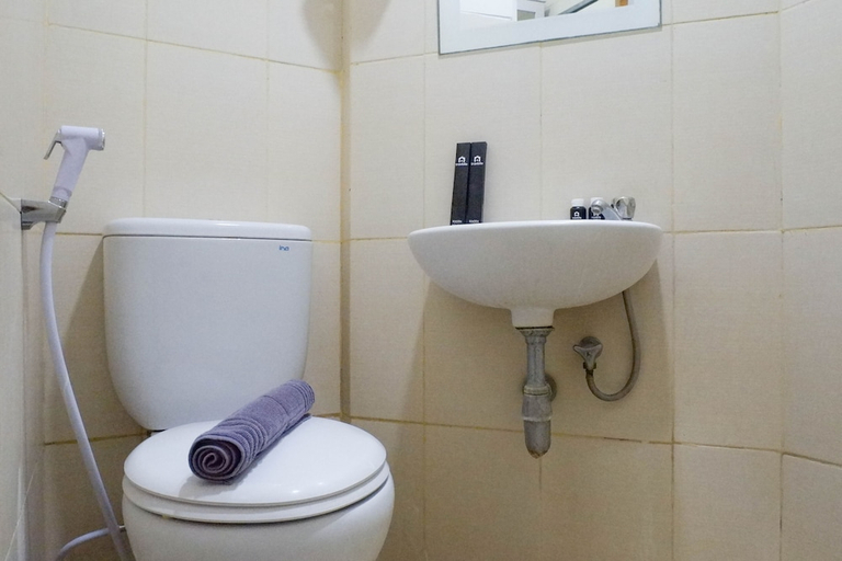 Bathroom 2, Simply Modern Studio At Pavilion Permata Apartment, Surabaya