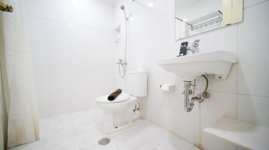 Bathroom 4, Homey 2Br With Extra Room At Taman Beverly Apartment, Surabaya