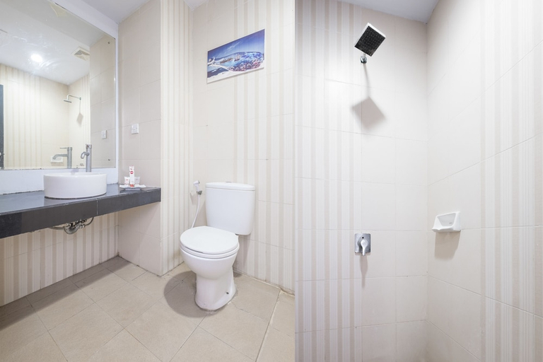 Bathroom 2, Capital O 472 Hotel Asyra, Makassar