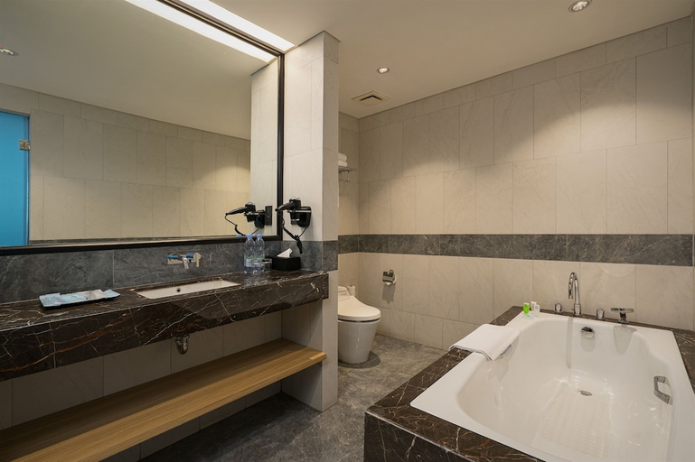Bathroom 2, Anara Airport Hotel, Tangerang