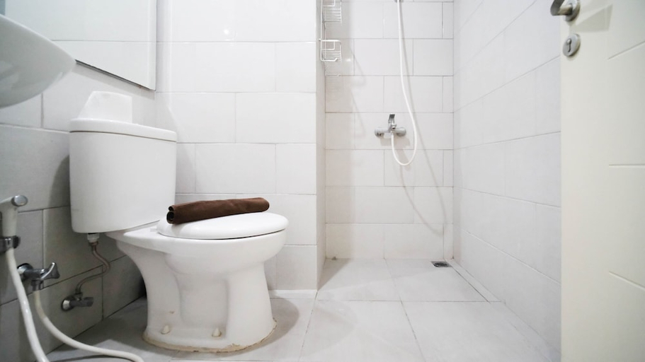 Bathroom 4, Spacious 2Br Connected To Mall At Anderson Supermall Mansion Apartment, Surabaya