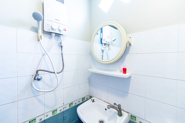 Bathroom 5, Silver Gold Garden Suvarnabhumi, Lat Krabang