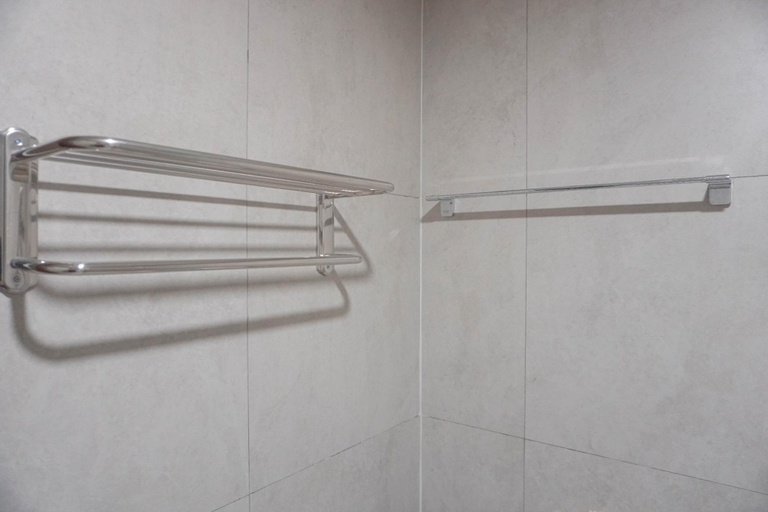 Bathroom 3, Modern Tidy Studio at Pollux Chadstone By Travelio, Cikarang