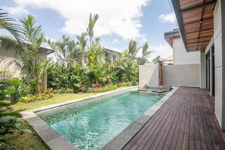 5, Serene 5-bedroom Villa 400 m From Batu Bolong, Badung