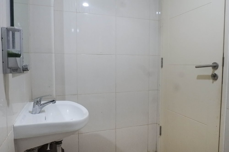 Bathroom 4, Pleasant and Restful Studio at Orchard Supermall Mansion Apartment, Surabaya
