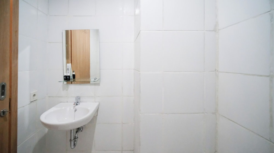 Bathroom, Strategic And Homey 1Br At The City Square Apartment, Surabaya